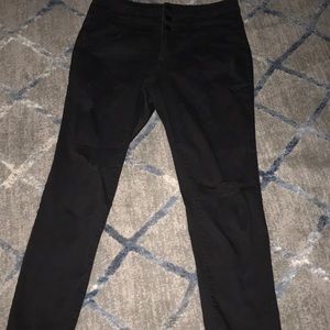 BLACK RIPPED JEANS
